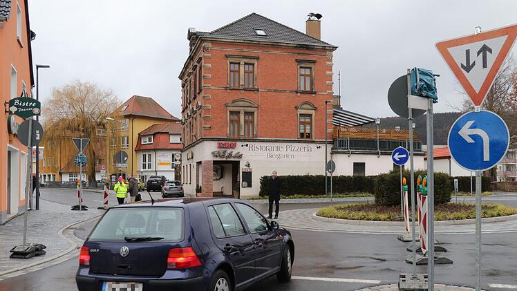Seit Montag geht es nur noch linksherum durch den Kreisel. Die Durchfahrt nach rechts und den Eku-Platz ist gesperrt.