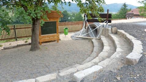 Das neue "Klassenzimmer" mit Kriechtunnel im Freien