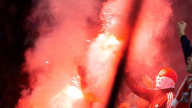 K&ouml;lner Fans brennen w&auml;hrend dem Freitagsspiel in der Fu&szlig;ball-Bundesliga zwischen dem 1. FC K&ouml;ln und der TSG Hoffenheim im RheinEnergieStadion Pyros ab. Foto: Rolf Vennenbernd/dpa