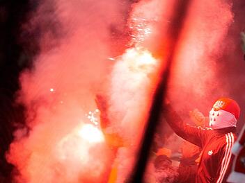 K&ouml;lner Fans brennen w&auml;hrend dem Freitagsspiel in der Fu&szlig;ball-Bundesliga zwischen dem 1. FC K&ouml;ln und der TSG Hoffenheim im RheinEnergieStadion Pyros ab. Foto: Rolf Vennenbernd/dpa