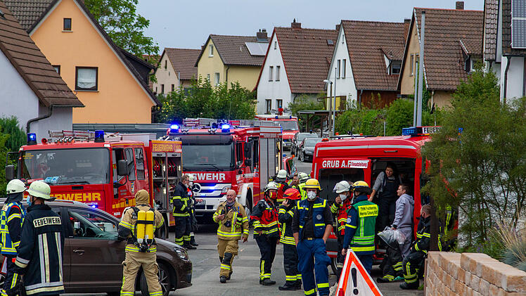 Explosion während Löscharbeiten: Tür im Keller und Dachfenster aus der Verankerung gerissen