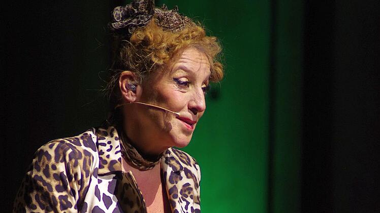 Sissi Perlinger bei ihrem Auftrittt im Kissinger Regentenbau.