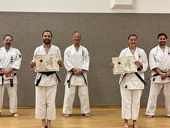 Unser Bild zeigt die stolzen Schwarzgurtträger Christian Albert und Katharina Schellenberg (vorne) mit dem Prüfungskomitee (hinten, von links) Maik Despang, Andreas Haberzettl und Benedikt Borst.  Foto: Lia Dori