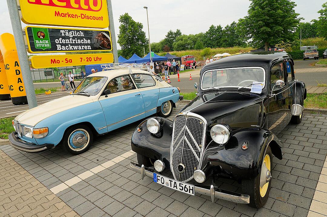 Autos, Motorräder, Mopeds und Traktoren gab es zu bewundern.