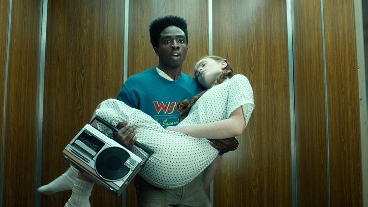Die tapfere Max Mayfield (Sadie Sink) hatte sich in der vierten Staffel geopfert, nun hofft Lucas (Caleb McLaughlin), dass es ihr bald wieder gut geht.