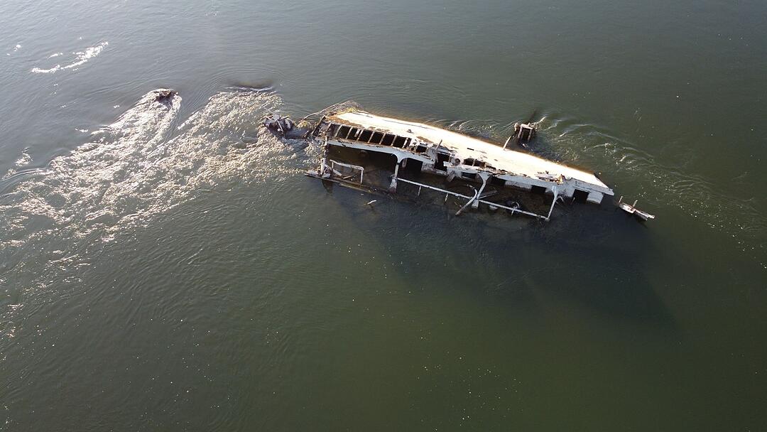 Niedrigwasser legt Schiffswrack in der Donau frei