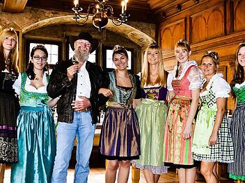 So gefällt dem "Nordlicht" der Aufenthalt im Süden Deutschlands: Jürgen Dörries inmitten der Weinprinzessinnen Mona (Neuses a.B.), Annalena (Rödelsee), Isabel (Sickershausen), Franzi (Dettelbach), Lisa (Kleinlangheim), Aline (Sulzfeld) und Laura (Mainstockheim) im Rathaussaal von Kitzingen. Fotos: BR/Constantin Entertainment