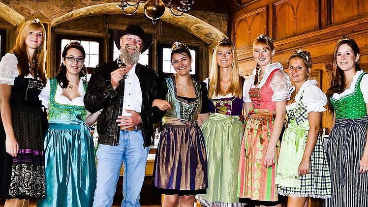 So gefällt dem "Nordlicht" der Aufenthalt im Süden Deutschlands: Jürgen Dörries inmitten der Weinprinzessinnen Mona (Neuses a.B.), Annalena (Rödelsee), Isabel (Sickershausen), Franzi (Dettelbach), Lisa (Kleinlangheim), Aline (Sulzfeld) und Laura (Mainstockheim) im Rathaussaal von Kitzingen. Fotos: BR/Constantin Entertainment