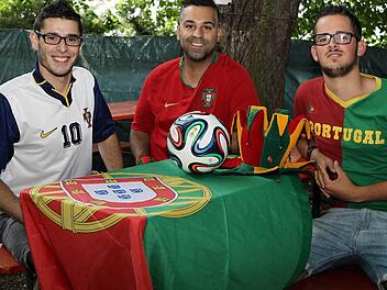Dinis Ribeiro, Jorge Ferreira und Sergio Dias (von links) sind zwar in Deutschland geboren, doch wenn die deutsche Nationalmannschaft gegen Portugal spielt, fiebern sie mit dem Team aus Südeuropa.