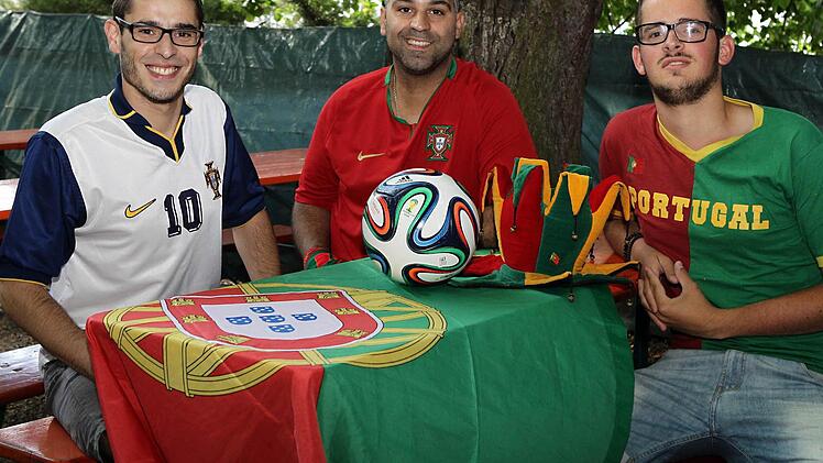 Dinis Ribeiro, Jorge Ferreira und Sergio Dias (von links) sind zwar in Deutschland geboren, doch wenn die deutsche Nationalmannschaft gegen Portugal spielt, fiebern sie mit dem Team aus Südeuropa.