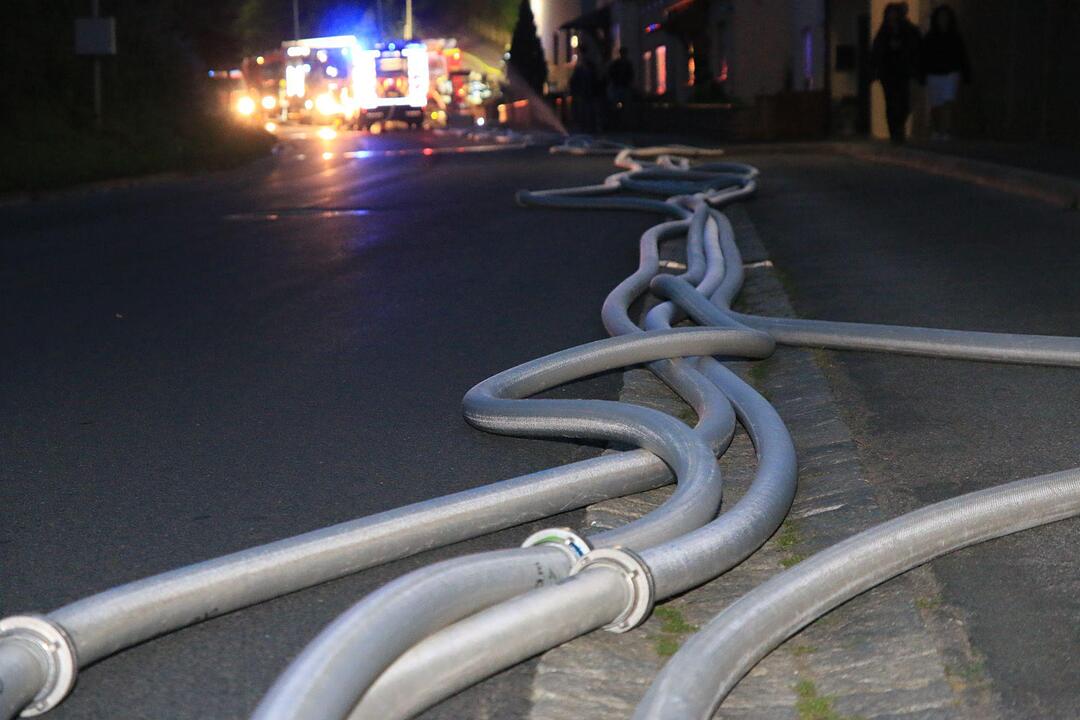 Am Donnerstagabend brannte in Marktzeuln eine Kart-Bahn völlig aus, nachdem es zu einer Verpuffung gekommen war.