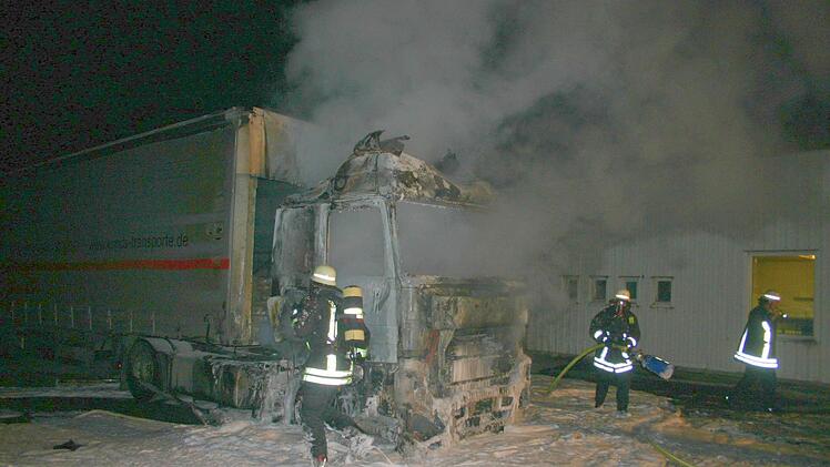 Obwohl die Feuerwehrleute alles versuchten, brannte der Lkw, den der Angeklagte angezündet haben soll, völlig aus. Foto: CT-Archiv