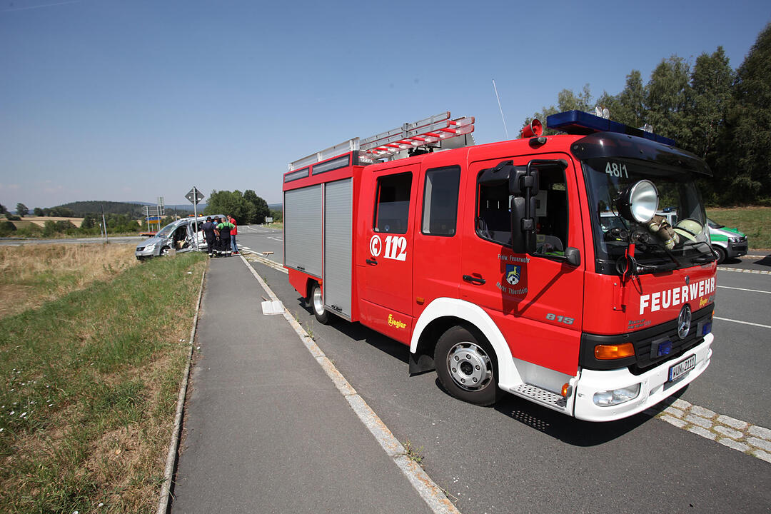 Lkw kracht in abbiegenden Familienwagen - Vier Verletzte