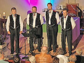 Das Kastelruther Männerquartett gab beim sakralen Konzert musikalisch Zeugnis von der Liebe und Menschenfreundlichkeit Gottes (v. l. Martin Rier 1. Tenor, Robert Sattler 1. Bass, Thomas Planer 2. Bass und Ewald Mahlknecht 2. Tenor). Foto: Edwin Meißinger