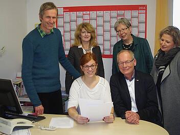 ristina Fritz (vorne, links) ist die neue Ehrenamtskoordinatorin der Flüchtlingshilfe für den Landkreis Kronach. Mit ihr freuen sich (hinten, von links) Elmar Jonas, Karin Pfadenhauer, Dekanin Dorothea Richter, die designierte Rotary-Präsidentin Anne Spoerl sowie (vorne, rechts) Rotary-Präsident Andreas Wolf.