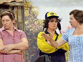 Keifende Weiber: Die Schwestern Irene Vielkind (Christine Krapf, links) und Dagmar Zungenschnalzer (Carmen Balling, rechts) liegen im Dauerclinch, was Postbotin Helga Schluderer (Katrin Frank) interessiert verfolgt. Fotos: Kathrin Kupka-Hahn