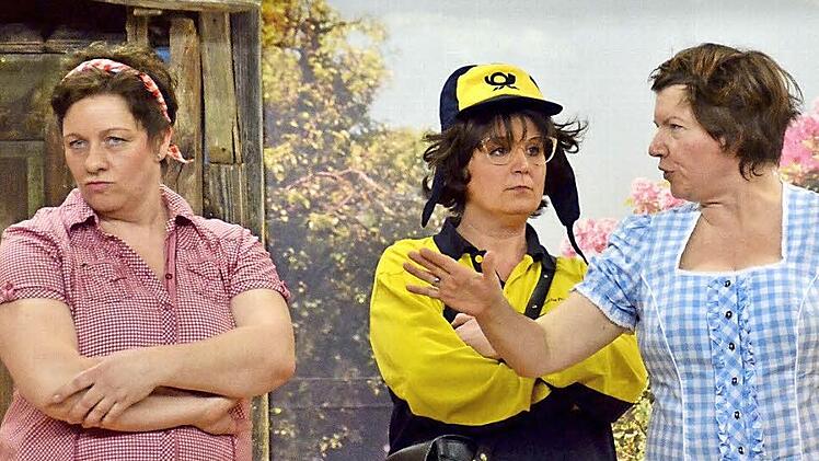 Keifende Weiber: Die Schwestern Irene Vielkind (Christine Krapf, links) und Dagmar Zungenschnalzer (Carmen Balling, rechts) liegen im Dauerclinch, was Postbotin Helga Schluderer (Katrin Frank) interessiert verfolgt. Fotos: Kathrin Kupka-Hahn