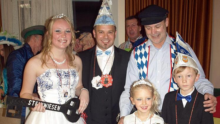Nun haben sie die Rathausschlüssel erobert. Das Prinzenpaar Tamara I. und Sven I. sowie das Kinderprinzenpaar Lisa I. und David I. zusammen mit dem abgesetzten Bürgermeister Gerhard Wunder. Foto: Susanne Deuerling