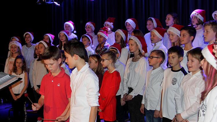 Die Chorklassen der 5a/5b mit musikalischer BegleitungGünther Geiling