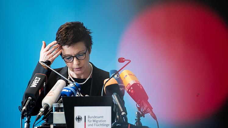 Eine "geräuschlose" Prüfung der Unregelmäßigkeiten bei der Asylgewährung wollte man im Flüchtlingsbundesamt. Daraus wurde nichts - die Rufe nach einem Untersuchungsausschuss werden lauter.  Foto: Bernd von Jutrczenka/dpa