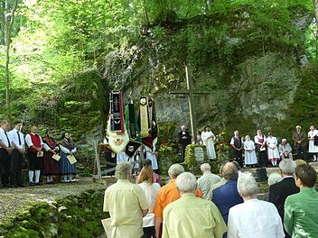 Der Gottesdienst im Hain Foto: Paul Pöhlmann