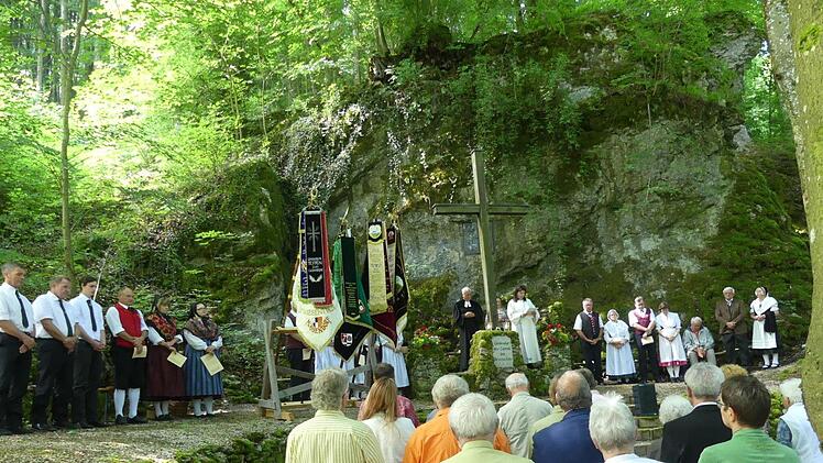 Der Gottesdienst im Hain Foto: Paul Pöhlmann