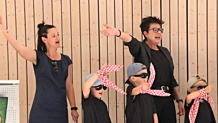 Eine Piratentruppe des Kindergartens Untermerzbach mit Leiterin Dagmar Klee (2. Von rechts) entließ Gerlinde Megges in den Ruhestand. Helmut Will
