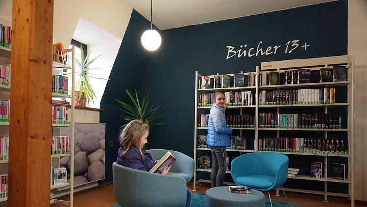 Die Stadtbibliothek hat eine Leseecke für Jugendliche eingerichtet. Foto: Arkadius Guzy