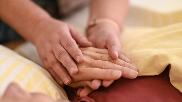 Dasitzen. Reden. Schweigen. Eine Hand halten: Hospizbegleiter sind für sterbende Menschen da.  Foto: Felix Kästle/dpa