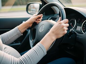 Schwangere Autofahrerin stirbt bei Unfall im Kreis Straubing-Bogen