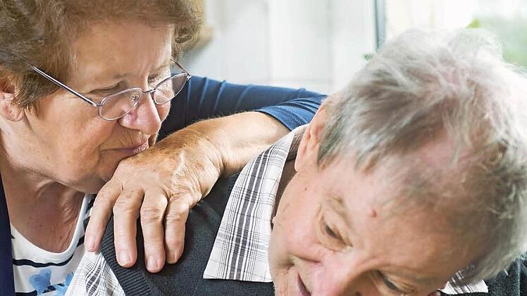 Die Pflege eines Demenzkranken wie auf diesem Archivfoto kann auch dem Pflegenden an die Substanz gehen. Foto: Archiv/epd