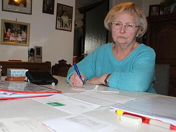 Das Blutzucker-Messgerät wird jeden Tag von Christa Müller bedient. Sie ist wachsam und führt Tagebuch über die Werte ihres Mannes. Fotos: Markus Häggberg