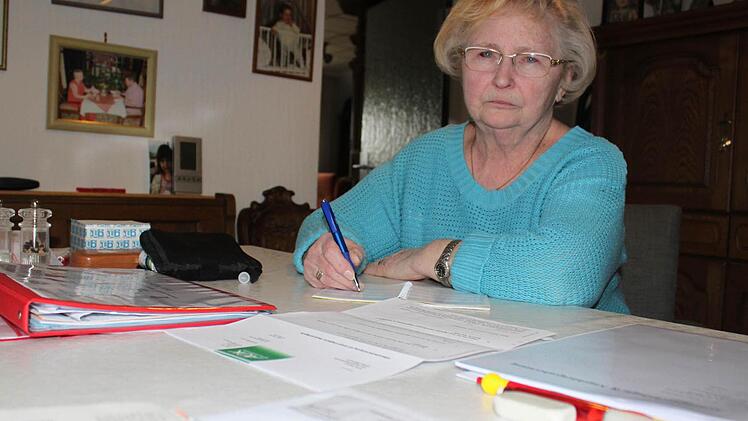 Das Blutzucker-Messgerät wird jeden Tag von Christa Müller bedient. Sie ist wachsam und führt Tagebuch über die Werte ihres Mannes. Fotos: Markus Häggberg