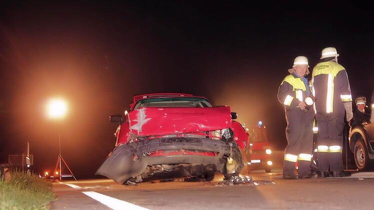 Auf der B22 zwischen Debring und Birkach ist es in der Nacht von Dienstag auf Mittwoch zu einer Kollision zweier Pkw gekommen, bei der zwei Personen leicht verletzt wurden. Fotos: Ferdinand Merzbach