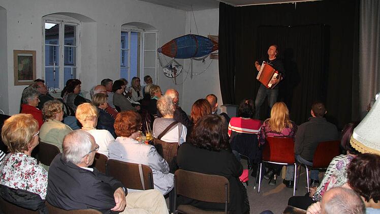 Beim Ringelnatz-Abend herrschte im Frankenwaldtheater drangvolle Enge - selbst Stehplätze gab es nicht mehr.