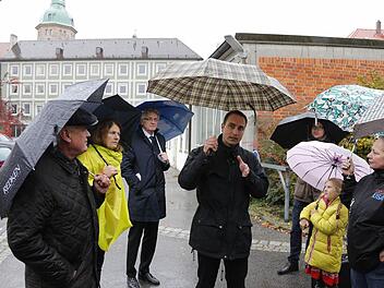 Stadtplanungsamtsleiter Andreas Burr (Mitte) erklärt Anwohnern und Stadträten vor Ort, wie der "Augustenhof" liegen soll. Foto: Matthias Hoch