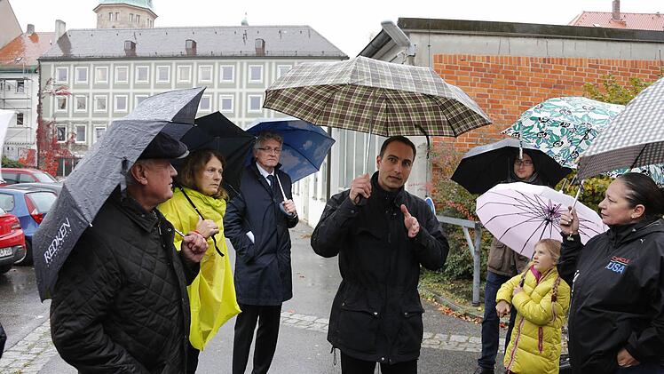 Stadtplanungsamtsleiter Andreas Burr (Mitte) erklärt Anwohnern und Stadträten vor Ort, wie der "Augustenhof" liegen soll. Foto: Matthias Hoch