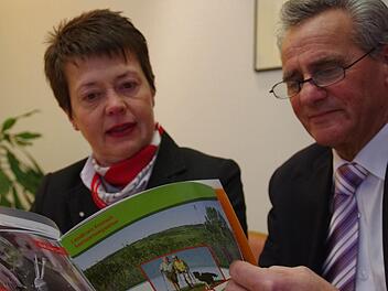 Gisela Hable und Oswald Marr stellten den Seniorenwegweiser für den Landkreis Kronach vor. Foto: Marco Meißner
