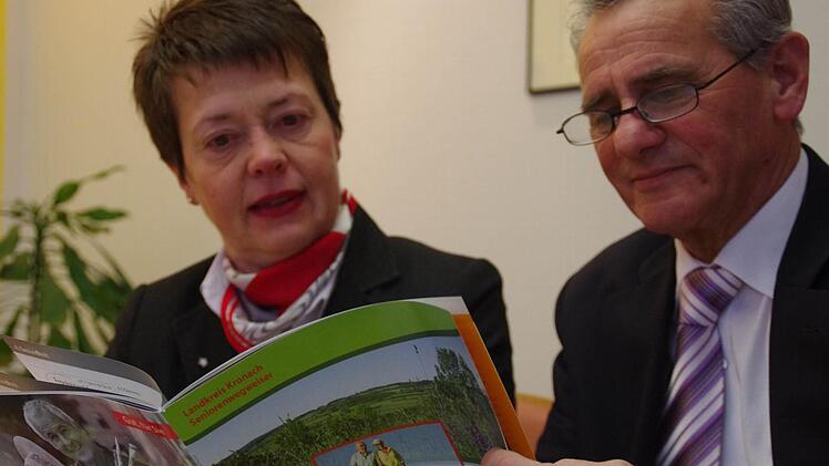 Gisela Hable und Oswald Marr stellten den Seniorenwegweiser für den Landkreis Kronach vor. Foto: Marco Meißner