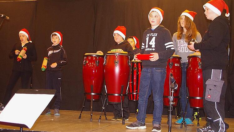 Die Klasse 6 a/b präsentierte "Christmastime im Latin-Style". Foto: Heike Schülein