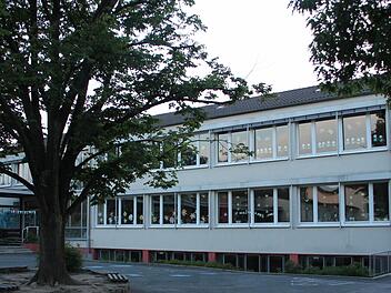 Beim Küpser Schulgebäude werden die neuen Fenster bessere Energiewerte aufweisen.  Foto: Friedwald Schedel/Archiv