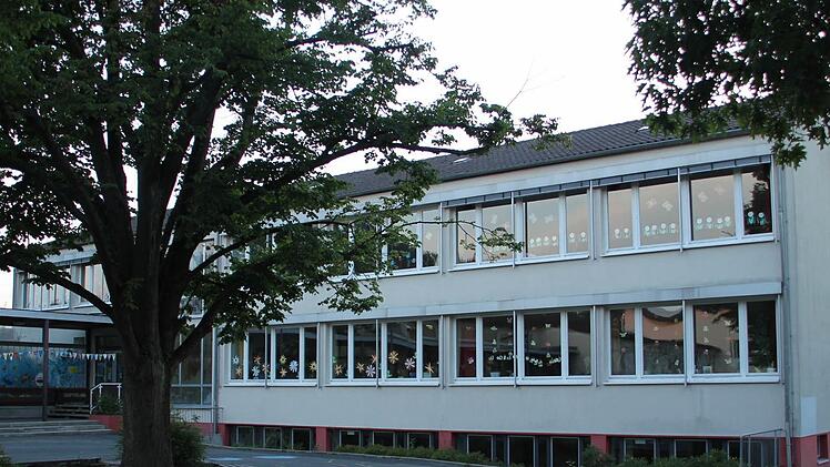 Beim Küpser Schulgebäude werden die neuen Fenster bessere Energiewerte aufweisen.  Foto: Friedwald Schedel/Archiv