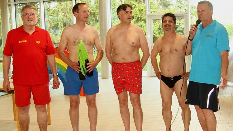 Organisator Erwin Reuther (rechts) bei der Eröffnung des "24-Stunden-Schwimmens" mit (von links) DLRG-Vors. Rudi Rath, stv. Landrat Michael Ziegler, 2. Bürgermeister Harald Pascher und DLRG-Bezirksvorsitzendem Michael Germer.