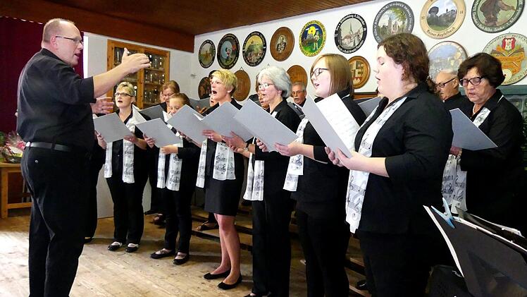 Der Gesangverein Hutschdorf mit Dirigent Hans Georg Busch bei der Sommerserenade im Thurnauer Schützenhaus. Foto: Dieter Hübner