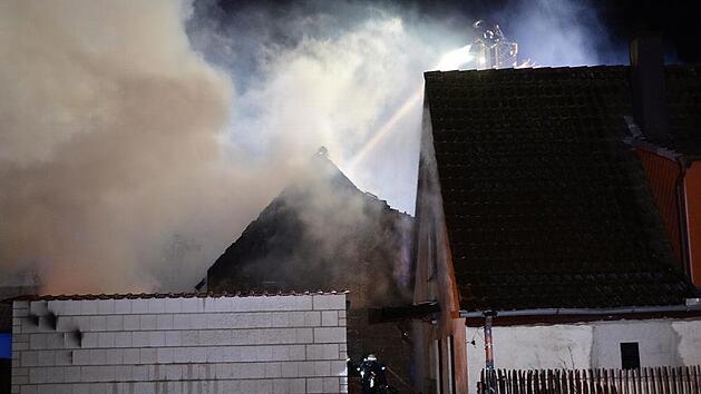 Die Feuerwehr wurden in der Nacht zum Dienstag zum Brandort nach Ebensfeld gerufen, wo ein Gartenhaus in Flammen stand. Fotos: Frank Spitzenpfeil