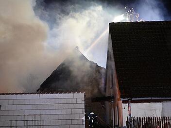 Die Feuerwehr wurden in der Nacht zum Dienstag zum Brandort nach Ebensfeld gerufen, wo ein Gartenhaus in Flammen stand. Fotos: Frank Spitzenpfeil