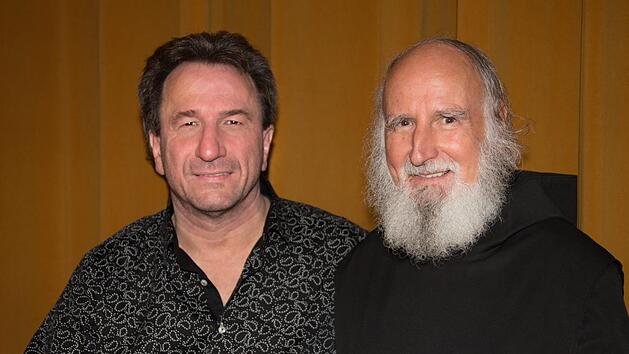 Clemens Bittlinger und Pater Anselm Gr&uuml;n geben ein gemeinsames Konzert.  Foto: Erika Hemmerich