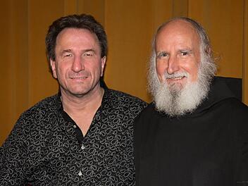Clemens Bittlinger und Pater Anselm Grün geben ein gemeinsames Konzert.  Foto: Erika Hemmerich