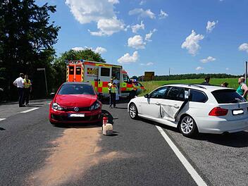 Im Begegnungsverkehr stießen ein Golf und ein  BMW zusammen. Eine Unfallbeteiligte war leicht verletzt, ihr Kind blieb unverletzt.Sänger