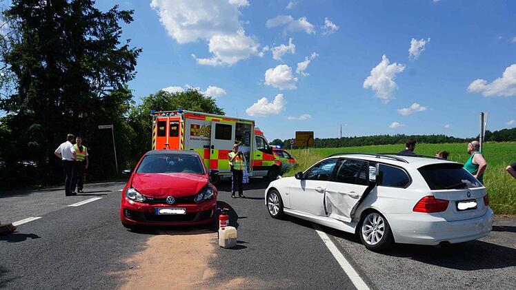 Im Begegnungsverkehr stießen ein Golf und ein  BMW zusammen. Eine Unfallbeteiligte war leicht verletzt, ihr Kind blieb unverletzt.Sänger